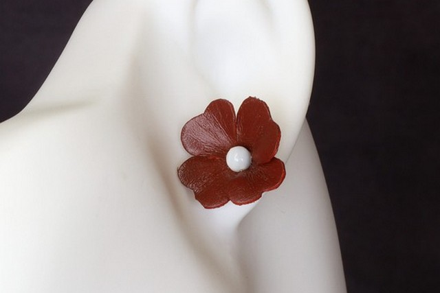 boucle d oreille fleur rouge foncé, l'âge du cuir, maroquinerie artisanale éthique et responsable, dordogne, france