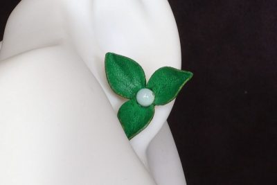 boucle d oreille fleur verte 3 pétales, tannage végétal, l'âge du cuir, maroquinerie artisanale éthique et responsable, dordogne, france