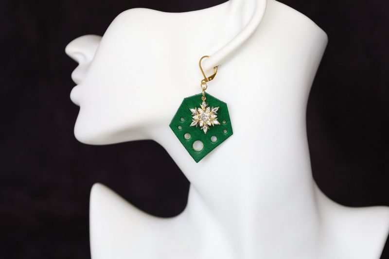 boucles d'oreilles pendantes vertes avec fleurs brillantes, l'âge du cuir, maroquinerie artisanale éthique et responsable, dordogne, france