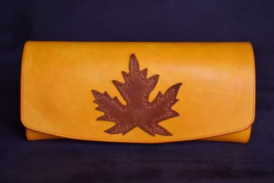 etui a lunette jaune feuille marron, tannage végétal, l'âge du cuir, maroquinerie artisanale éthique et responsable, dordogne, france