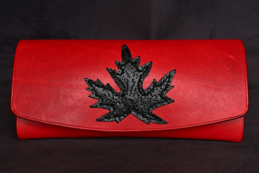 etui a lunette rouge feuille noire, tannage végétal, l'âge du cuir, maroquinerie artisanale éthique et responsable, dordogne, france