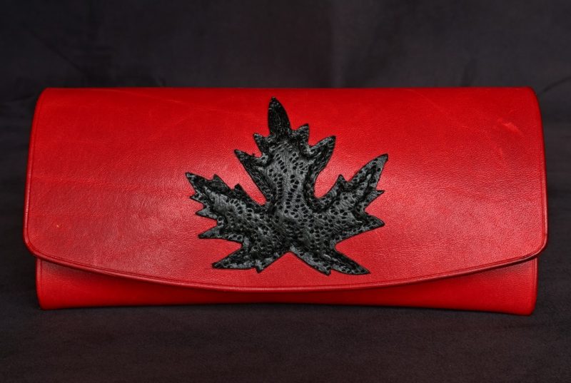 etui a lunette rouge feuille noire, tannage végétal, l'âge du cuir, maroquinerie artisanale éthique et responsable, dordogne, france