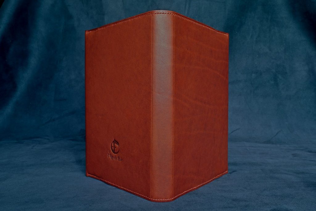 protege livre cuir, tannage végétal, l'âge du cuir, maroquinerie artisanale éthique et responsable, Dordogne, France