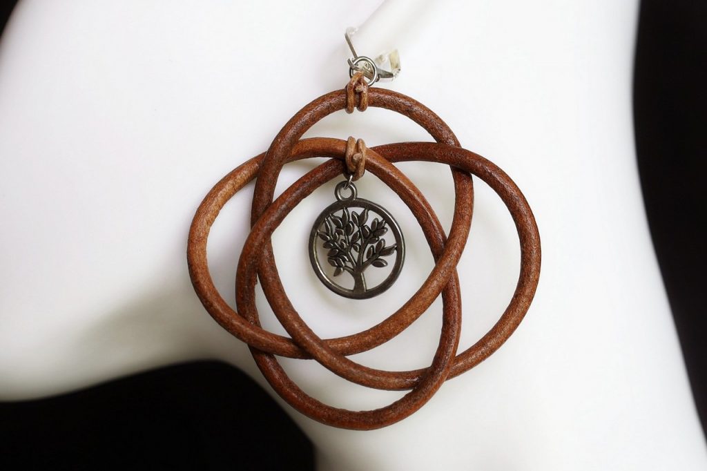 boucle d oreille arbre de vie noeud marron grande, tannage végétal, l'âge du cuir, maroquinerie artisanale éthique et responsable, dordogne, france