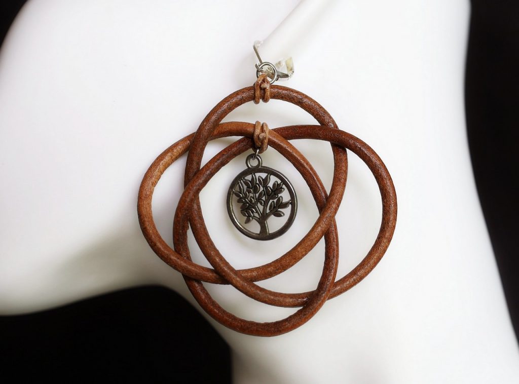 boucle d oreille arbre de vie noeud marron grande, tannage végétal, l'âge du cuir, maroquinerie artisanale éthique et responsable, dordogne, france