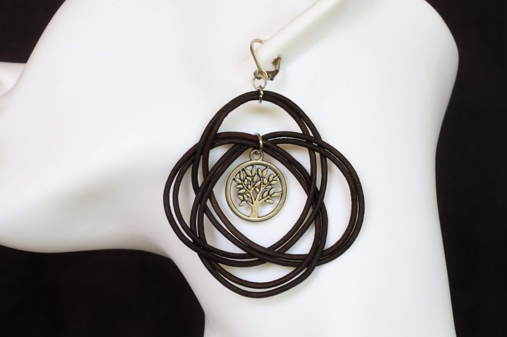 boucle d oreille arbre de vie nœud noir, tannage végétal, teintures naturelles, l'âge du cuir, maroquinerie artisanale éthique et responsable, dordogne, france