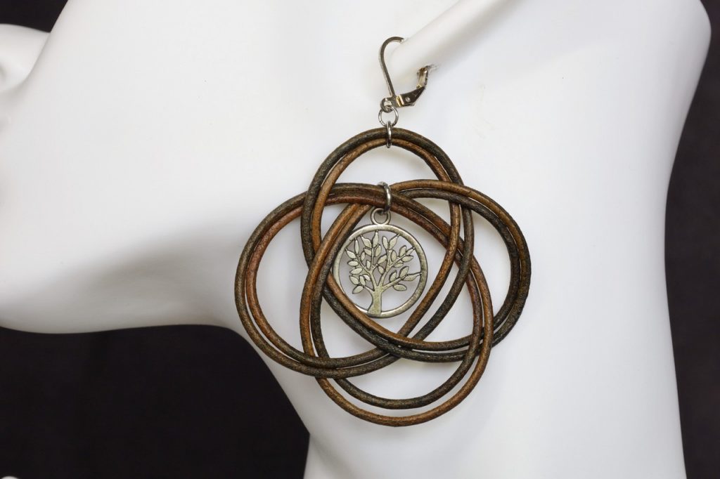 boucle d oreille arbre de vie noeud vert, tannage végétal, teinture naturelle,l'âge du cuir, maroquinerie artisanale éthique et responsable, dordogne, france