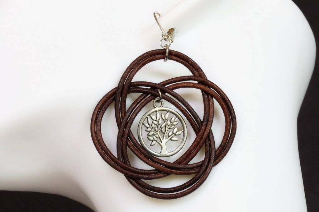 boucle d oreille arbre de vie noeud ronde marron, tannage végétal, l'âge du cuir, maroquinerie artisanale éthique et responsable, dordogne, france