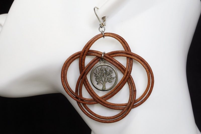 boucle d oreille arbre de vie nœud ronde marron clair, tannage végétal, teintures naturelles, l'âge du cuir, maroquinerie artisanale éthique et responsable, dordogne, france