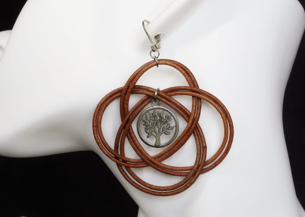 boucle d oreille arbre de vie nœud ronde marron clair, tannage végétal, teintures naturelles, l'âge du cuir, maroquinerie artisanale éthique et responsable, dordogne, france
