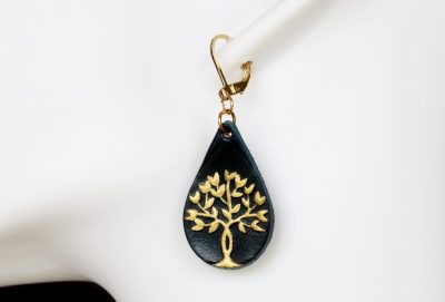 boucle d oreille arbre de vie sur gouttes d'eau noir or, tannage végétal, l'âge du cuir, maroquinerie artisanale éthique et responsable, dordogne, france