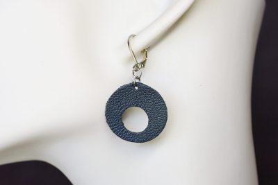 boucle d oreille bleu rond, l'âge du cuir, maroquinerie artisanale éthique et responsable, dordogne, france