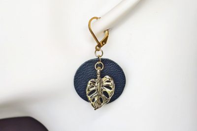 boucle d oreille bleu feuille rond, l'âge du cuir, maroquinerie artisanale éthique et responsable, dordogne, france
