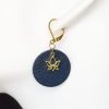 boucle d oreille bleu rond lotus, l'âge du cuir; maroquinerie artisanale éthique et responsable, dordogne, france