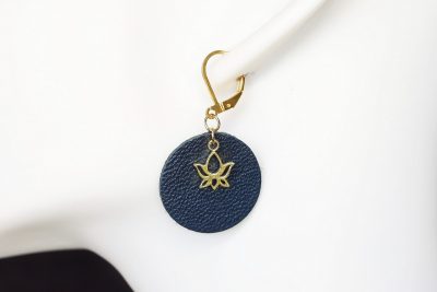 boucle d oreille bleu rond lotus, l'âge du cuir; maroquinerie artisanale éthique et responsable, dordogne, france