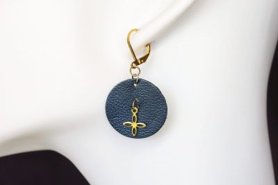 boucle d oreille bleu rond mini fleur 4 pétales, l'âge du cuir; maroquinerie artisanale éthique et responsable, dordogne, france
