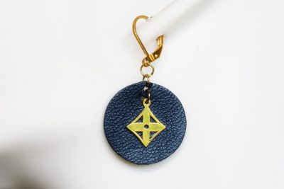 boucle d oreille bleu ronde, tannage végétal, l'âge du cuir, maroquinerie artisanale éthique et responsable, dordogne, france