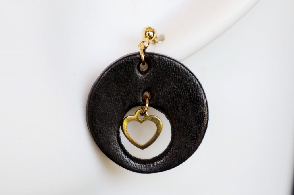 boucle d oreille coeur noir ronde, tannage végétal, l'âge du cuir, maroquinerie artisanale éthique et responsable, dordogne, france