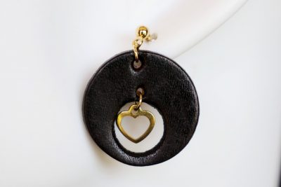 boucle d oreille coeur noir ronde, tannage végétal, l'âge du cuir, maroquinerie artisanale éthique et responsable, dordogne, france