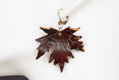 boucle d oreille feuille acajou petit format, tannage végétal, l'âge du cuir, maroquinerie artisanale éthique et responsable, dordogne, france