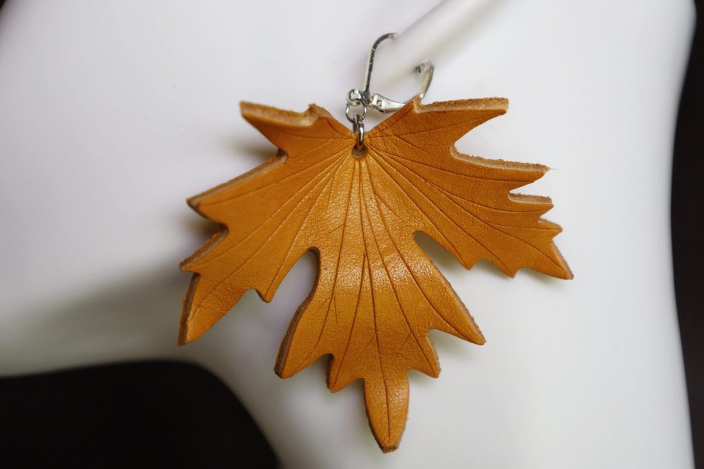 boucle d oreille feuille jaune grand format, , tannage végétal, l'âge du cuir, maroquinerie artisanale éthique et responsable, dordogne, france