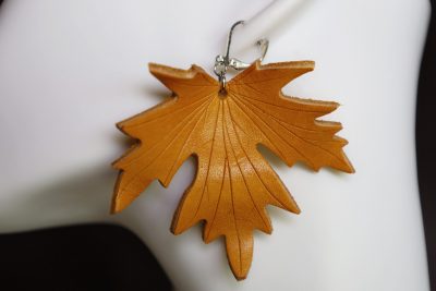 boucle d oreille feuille jaune grand format, , tannage végétal, l'âge du cuir, maroquinerie artisanale éthique et responsable, dordogne, france