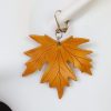 boucle d oreille feuille jaune petit format, tannage végétal, l'âge du cuir, maroquinerie artisanale éthique et responsable, dordogne, france