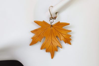 boucle d oreille feuille jaune petit format, tannage végétal, l'âge du cuir, maroquinerie artisanale éthique et responsable, dordogne, france