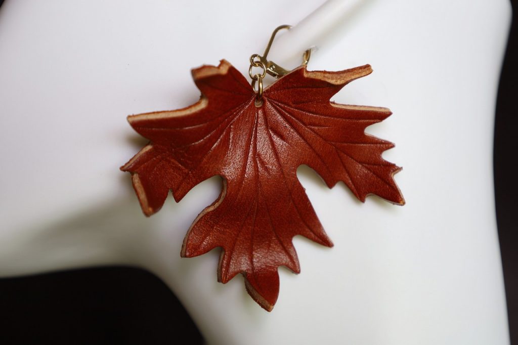 boucle d oreille feuille marron grand format, , tannage végétal, l'âge du cuir, maroquinerie artisanale éthique et responsable, dordogne, france
