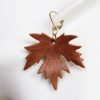 boucle d oreille feuille marron chocolat petit format, tannage végétal, l'âge du cuir, maroquinerie artisanale éthique et responsable, dordogne, france