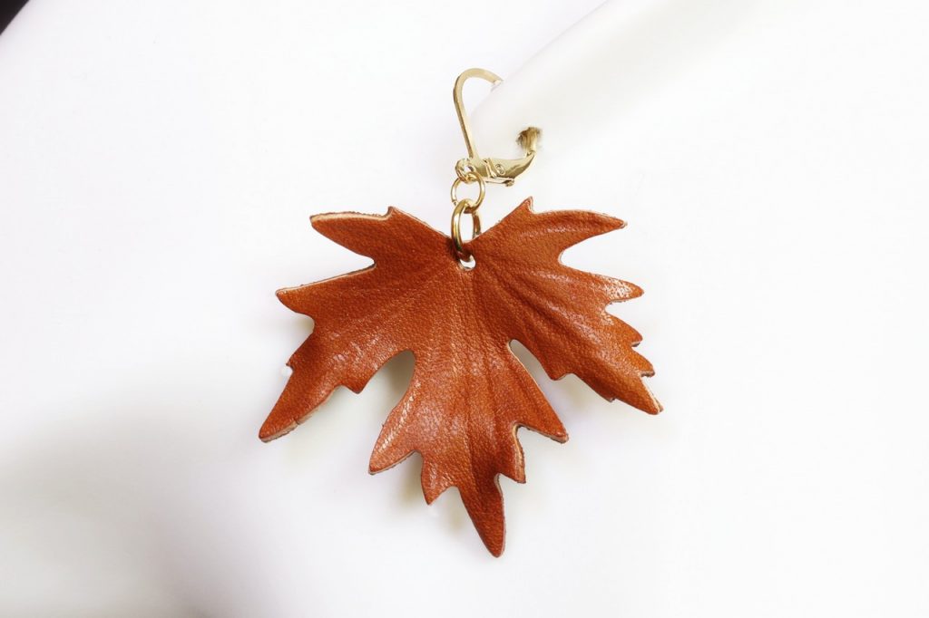 boucle d oreille feuille marron clair petit format, tannage végétal, l'âge du cuir, maroquinerie artisanale éthique et responsable, dordogne, france