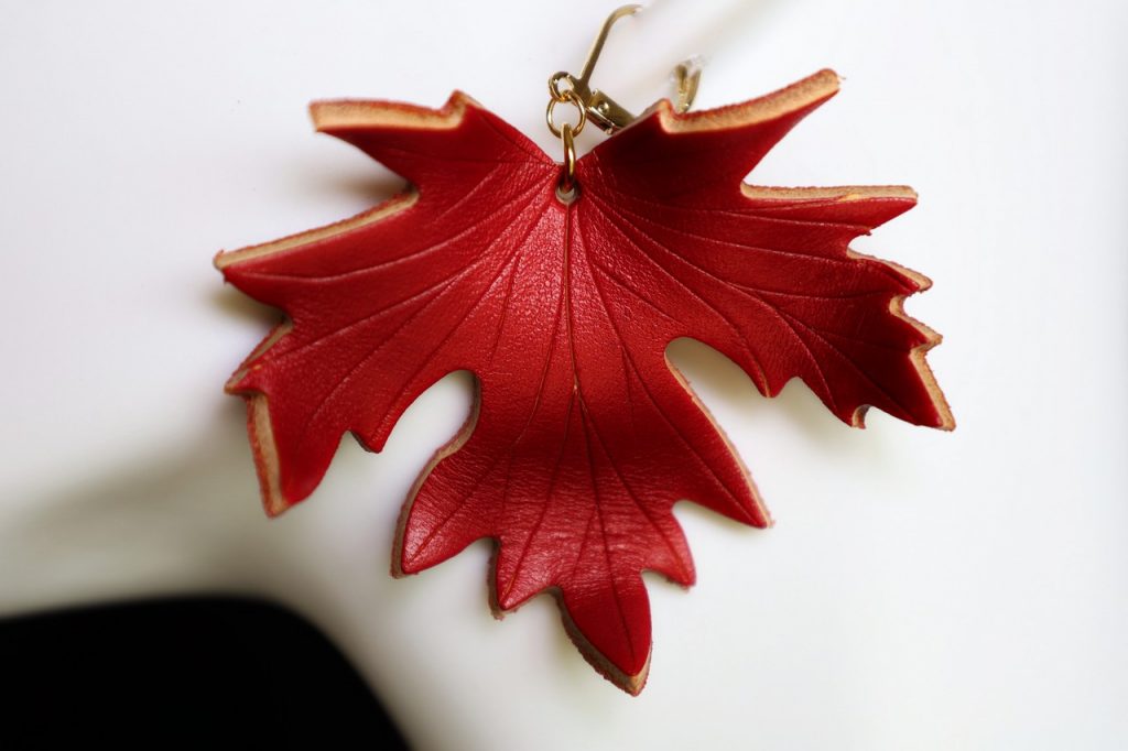 boucle d oreille feuille rouge grand format, , tannage végétal, l'âge du cuir, maroquinerie artisanale éthique et responsable, dordogne, france
