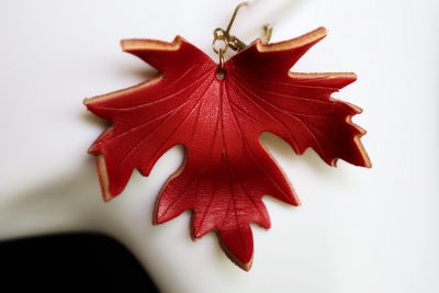 boucle d oreille feuille rouge grand format, , tannage végétal, l'âge du cuir, maroquinerie artisanale éthique et responsable, dordogne, france
