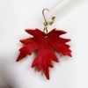 boucle d oreille feuille rouge petit format, tannage végétal, l'âge du cuir, maroquinerie artisanale éthique et responsable, dordogne, france