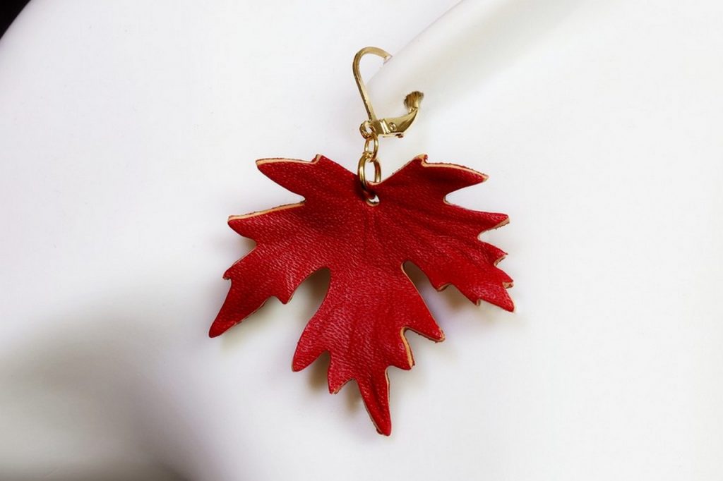 boucle d oreille feuille rouge petit format, tannage végétal, l'âge du cuir, maroquinerie artisanale éthique et responsable, dordogne, france