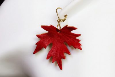 boucle d oreille feuille rouge petit format, tannage végétal, l'âge du cuir, maroquinerie artisanale éthique et responsable, dordogne, france