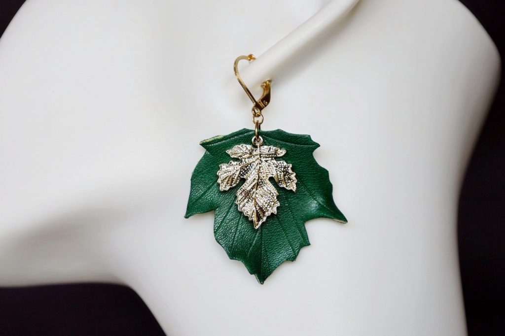 boucle d oreille feuille d'érable verte, tannage végétal, l'âge du cuir, maroquinerie artisanale éthique et responsable, Dordogne, France