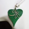 boucle d oreille feuille verte libellule, tannage végétal, l'âge du cuir; maroquinerie artisanale éthique et responsable, dordogne, france