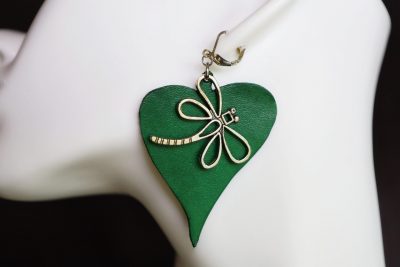 boucle d oreille feuille verte libellule, tannage végétal, l'âge du cuir; maroquinerie artisanale éthique et responsable, dordogne, france