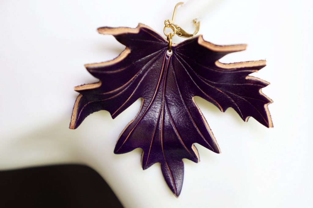 boucle d oreille feuille violette grand format, , tannage végétal, l'âge du cuir, maroquinerie artisanale éthique et responsable, dordogne, france
