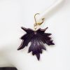 boucle d oreille feuille violette petit format, tannage végétal, l'âge du cuir, maroquinerie artisanale éthique et responsable, dordogne, france