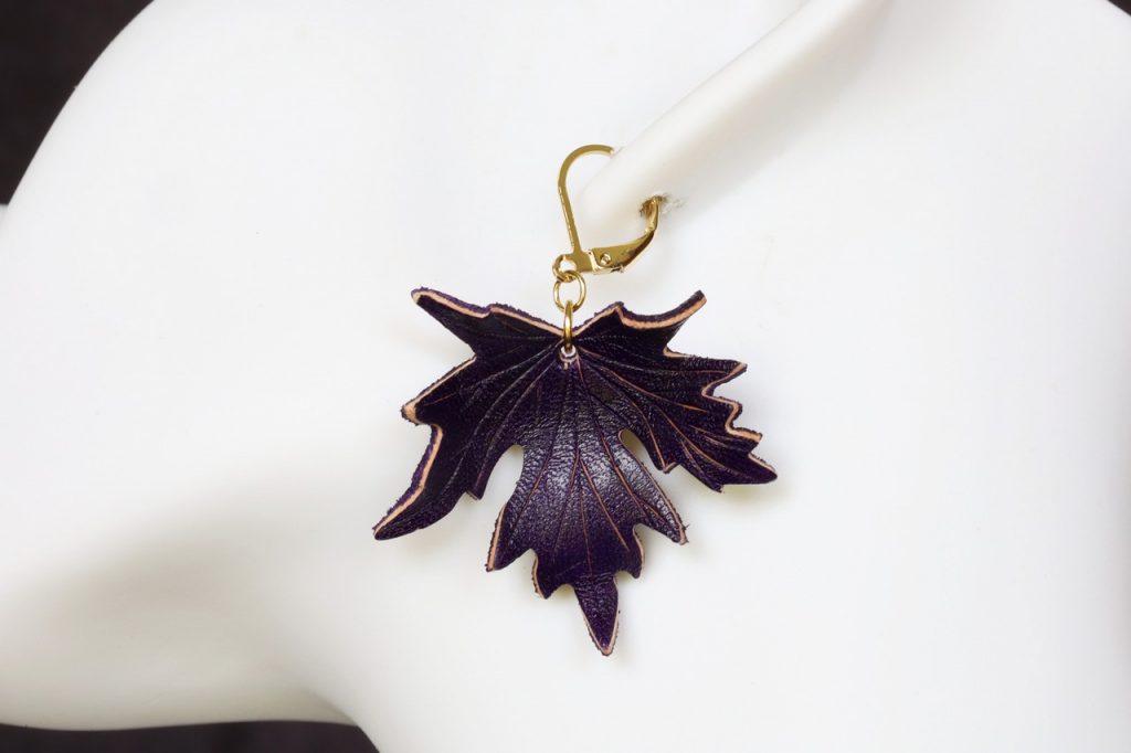 boucle d oreille feuille violette petit format, tannage végétal, l'âge du cuir, maroquinerie artisanale éthique et responsable, dordogne, france