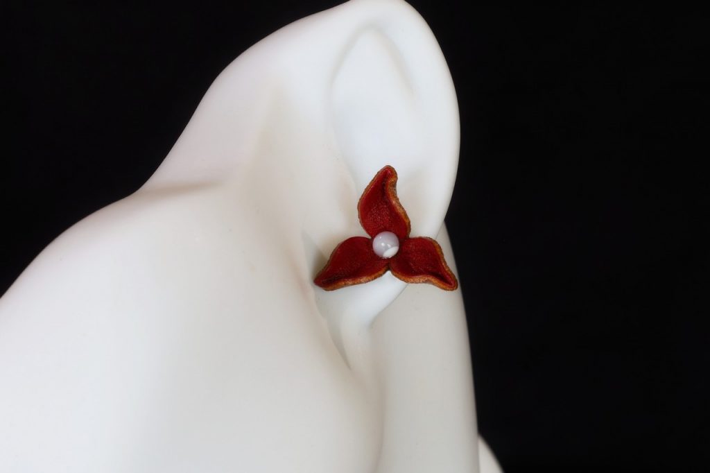 boucle d oreille fleur rouge 3 pétales, tannage végétal, l'âge du cuir, maroquinerie artisanale éthique et responsable, dordogne, france