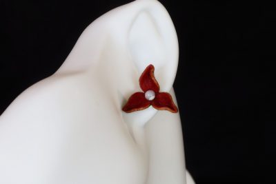 boucle d oreille fleur rouge 3 pétales, tannage végétal, l'âge du cuir, maroquinerie artisanale éthique et responsable, dordogne, france