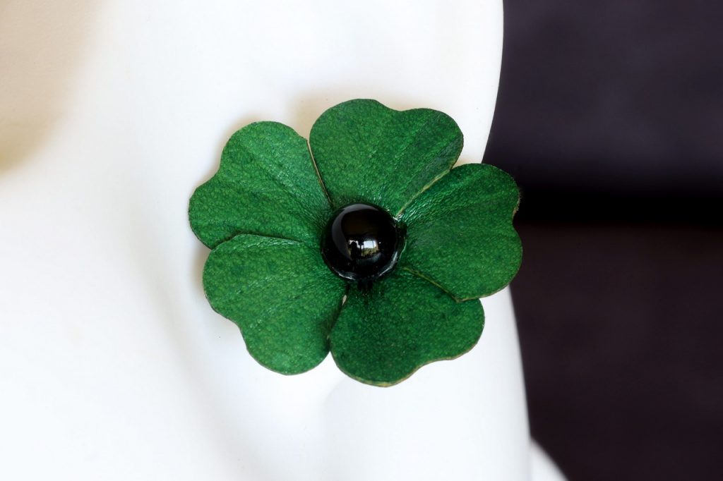 boucle d oreille fleur verte coeur noir, tannage végétal, l'âge du cuir, maroquinerie artisanale éthique et responsable, dordogne, france