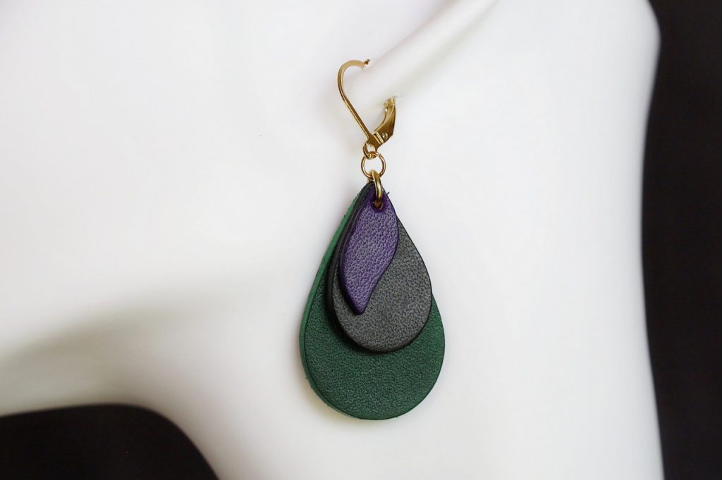 boucle d oreille goutte d eau verte noir violette, tannage végétal, l'âge du cuir, maroquinerie artisanale éthique et responsable, dordogne, france