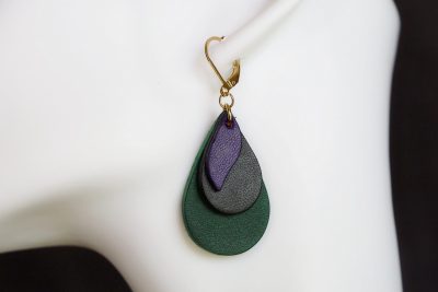 boucle d oreille goutte d eau verte noir violette, tannage végétal, l'âge du cuir, maroquinerie artisanale éthique et responsable, dordogne, france