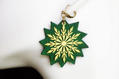 boucle d oreille noel flocon de neige verte, tannage végétal, l'âge du cuir, maroquinerie artisanale éthique et responsable, dordogne, france