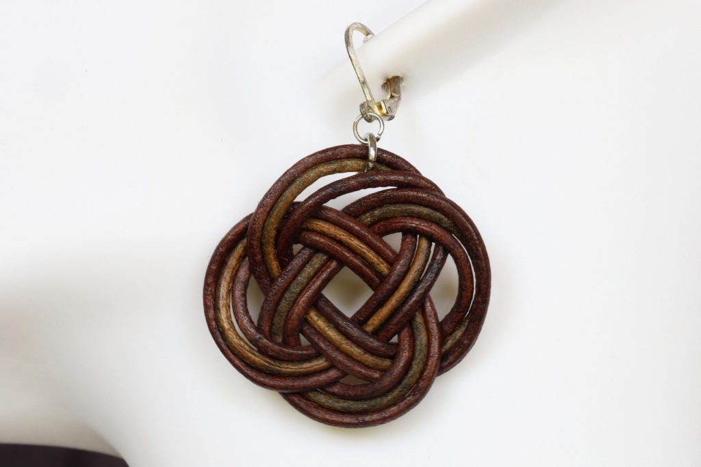 boucle d oreille noeud marron vert, tannage végétal, teintures naturelles l'âge du cuir, maroquinerie artisanale éthique et responsable, dordogne, france