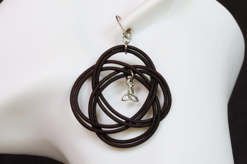 boucle d oreille nœud noir ronde triskel, tannage végétal, teintures naturelles, l'âge du cuir, maroquinerie artisanale éthique et responsable, dordogne, france